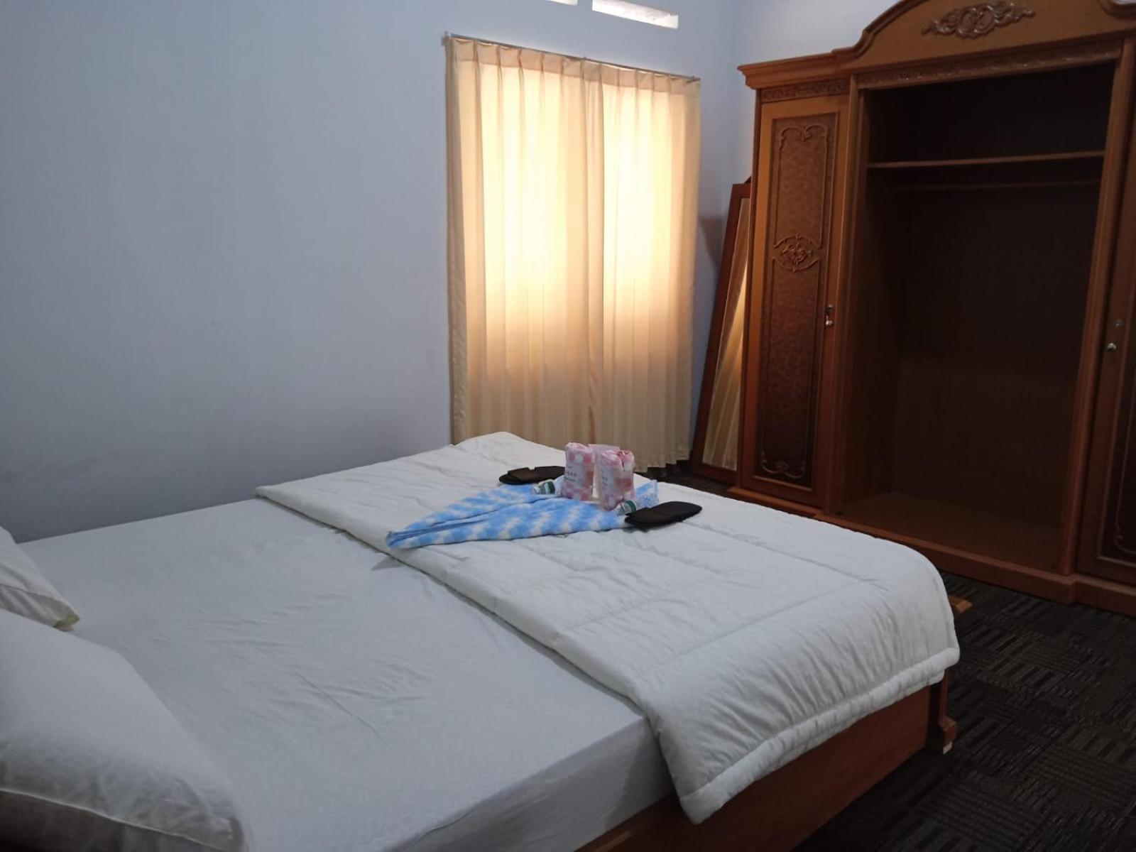 Mutiara Guest House Syariah Padangluar Room photo